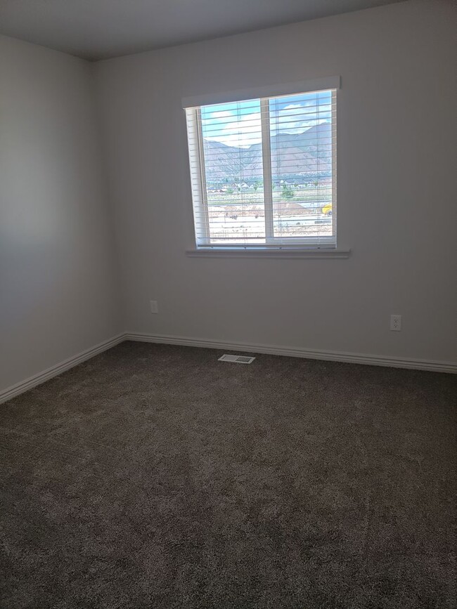 Building Photo - Spacious Spanish Fork Townhome