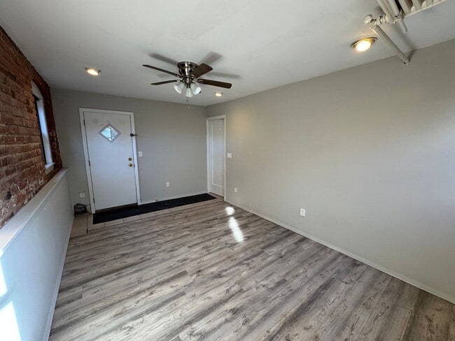 Building Photo - 2773 Hampshire-Unit 3