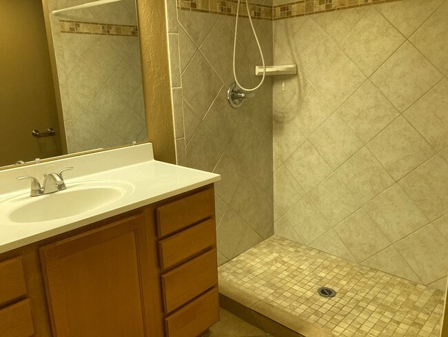 Building Photo - Central 3 Bedroom