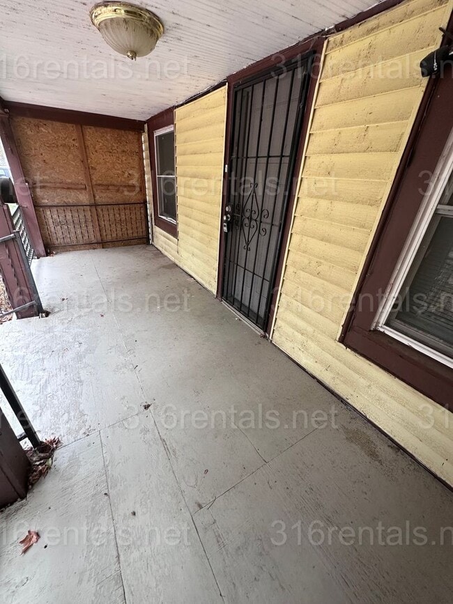 Building Photo - $995 - 3 bed 2 bath - Beautiful Home in De...