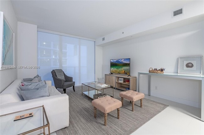 Building Photo - 1300 Brickell Bay Dr