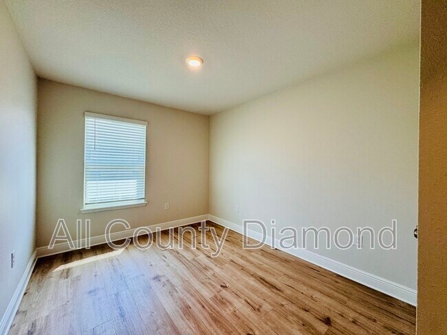 Building Photo - 10 Renea Cv