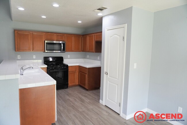 Building Photo - Beautiful Home Close to Golf Course!