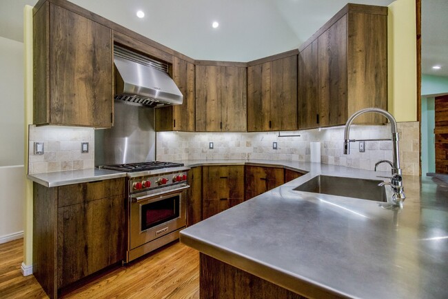 Building Photo - "Luxurious 5-Bedroom Eden Retreat with Sce...