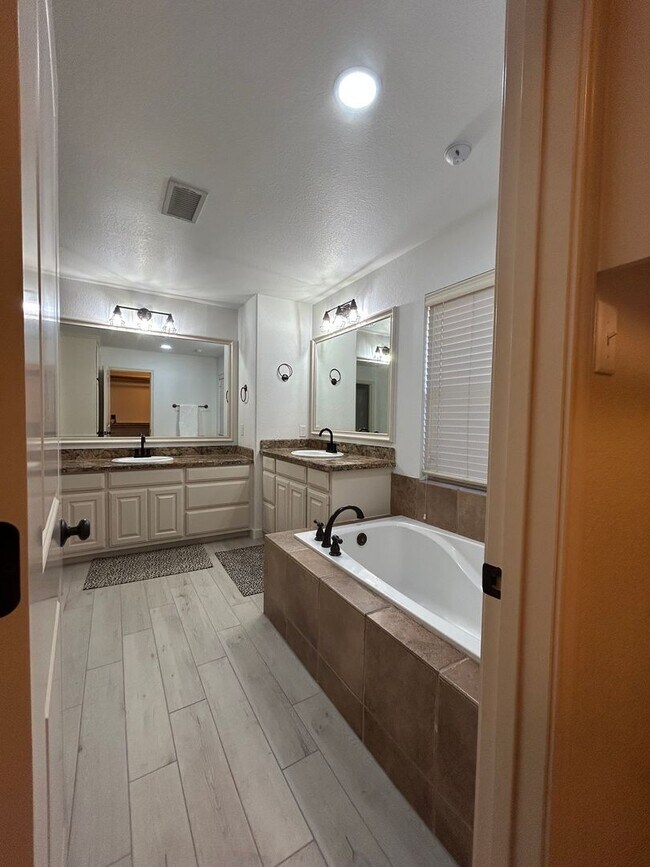 Building Photo - Beautiful Home in Northwest Midland-Los Pa...
