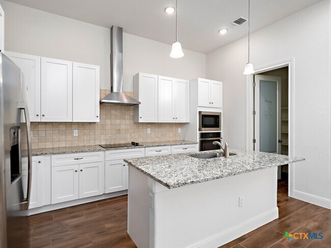 Building Photo - 530 Carriage House