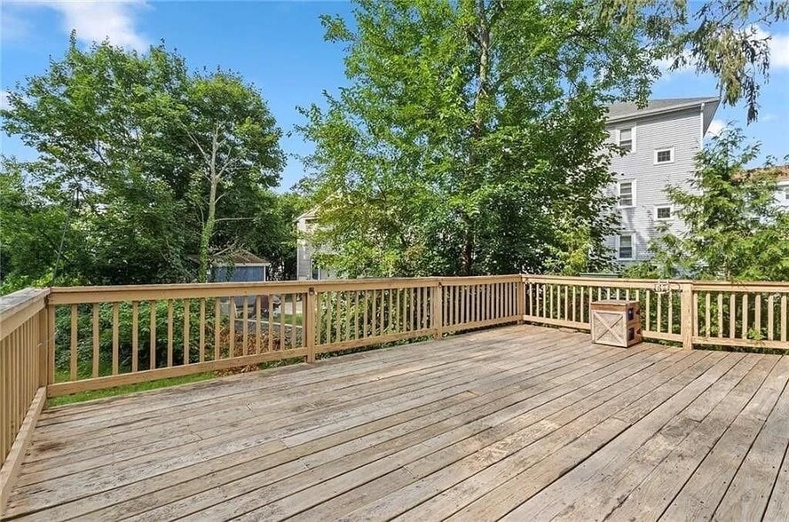 Building Photo - 715 Elm St