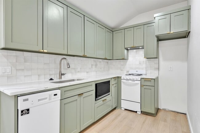 Building Photo - 601 Pearson Ave