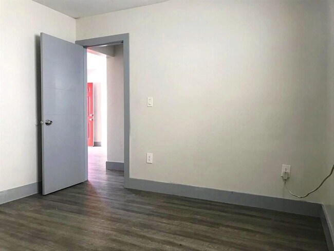 Building Photo - Ground Floor 2 Bedroom Just steps to Wynwood