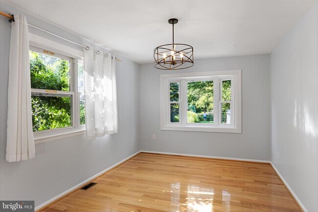 Building Photo - 18 Lakeview Dr