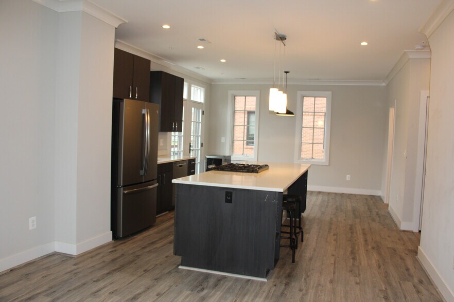 Building Photo - 904 N Buchanan Ct