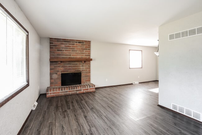 Building Photo - Spacious Three-Level Home in Kansas City, MO