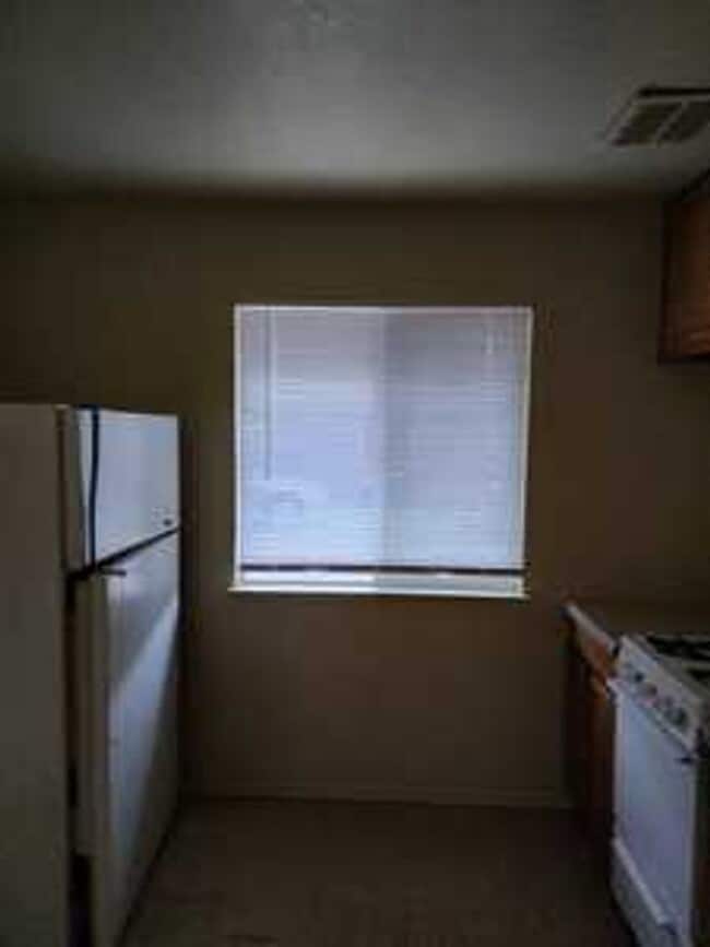 Building Photo - Leon Avenue - Nice Wood Cabinets