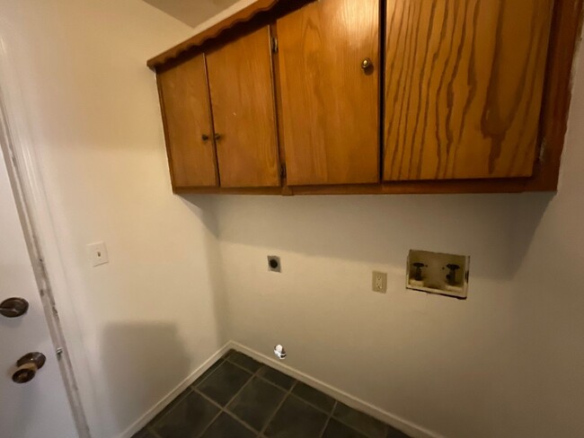 Building Photo - 2 Bed 1 Bath