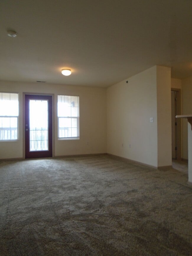 Building Photo - Spacious Apartment