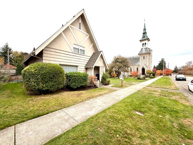 Building Photo - Desired Neighborhood! 3bd 1ba w/new flooring