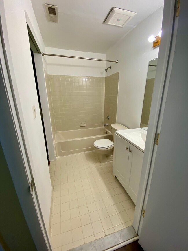Building Photo - 2403 Ravens Crest Dr