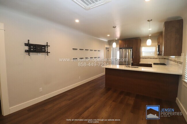 Building Photo - 2BR/1BA HOUSE w/ DRIVEWAY + GARAGE, WASHER...