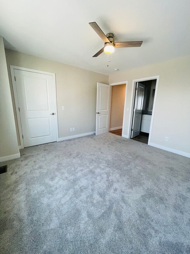 Building Photo - Modern Downtown Townhouse for Rent