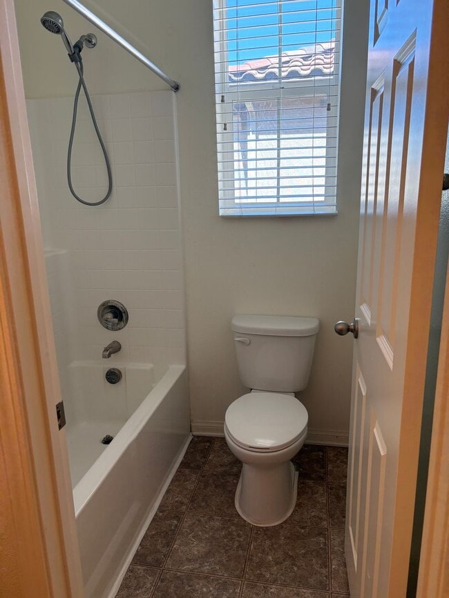 Building Photo - Beautiful 3-Bedroom, 2.5 bath in the  Glen...