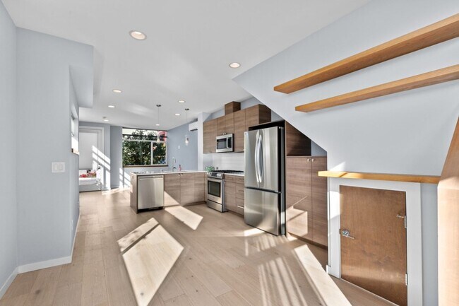 Building Photo - 2Bd/1.75Ba Seattle Townhouse