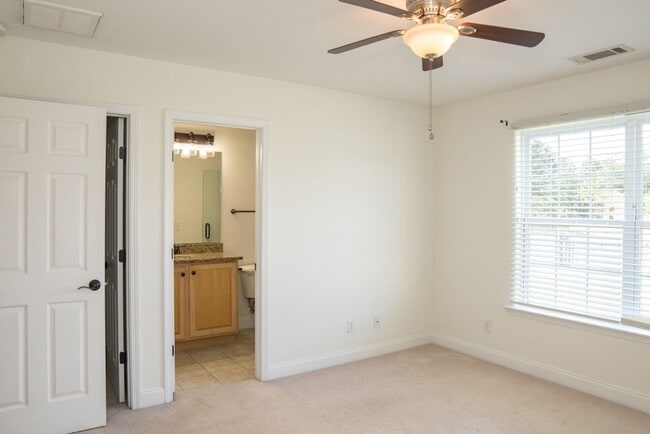 Building Photo - Three Bedroom on the Pond in Hearthstone Lakes Community