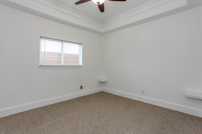 Building Photo - 306 Enid St