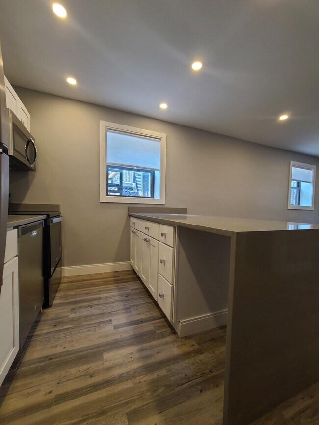 Building Photo - 15 Carson St