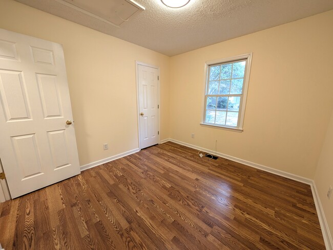 Building Photo - 1605 Hillhaven Rd