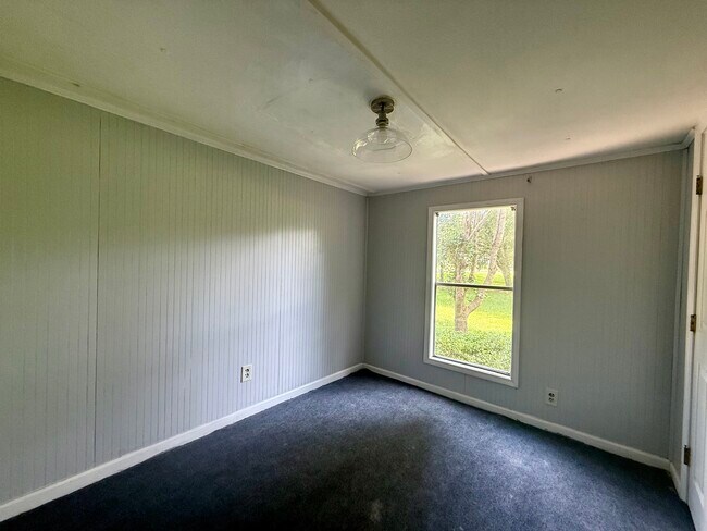 Building Photo - 143 Maple St