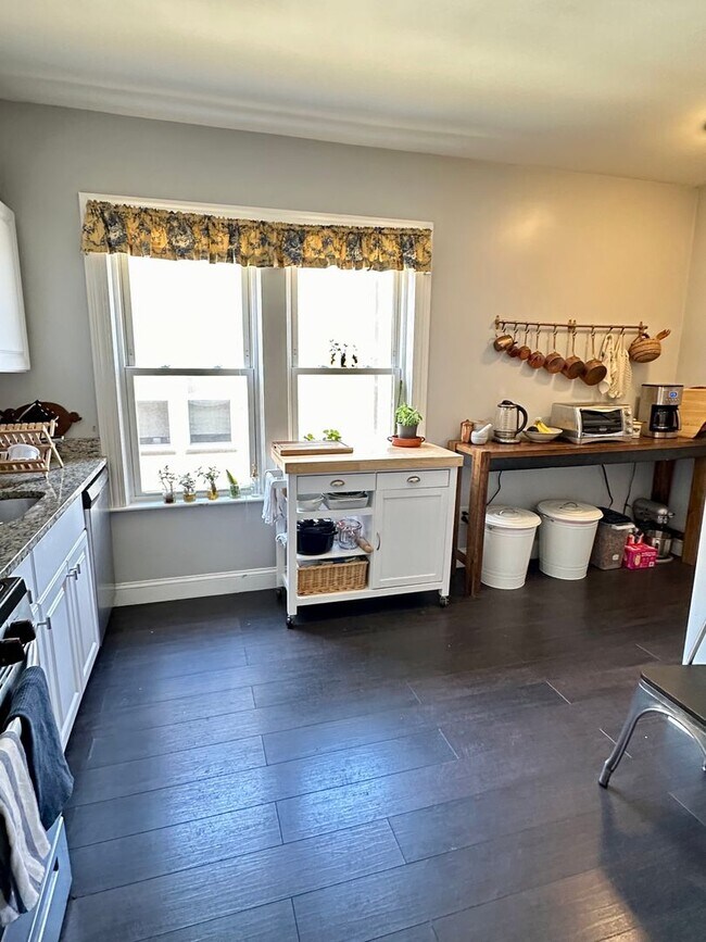 Building Photo - The Perfect 2bed/1bath with Porch, Private...