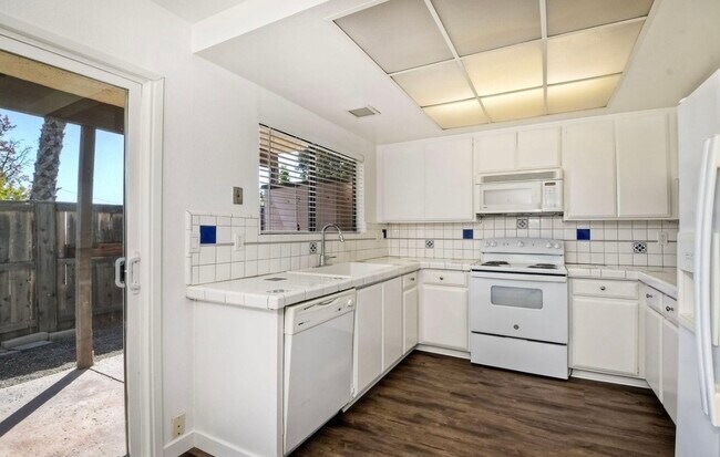 Building Photo - 625 S Fig St