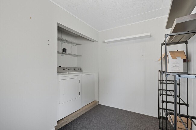 Building Photo - 3 bed 1 bath Ranch in Lowry in Denver