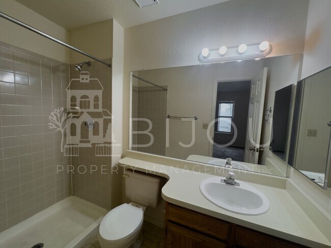 Building Photo - Gold Hill Townhome