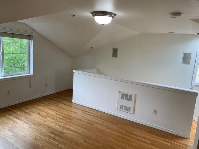 Building Photo - In the heart of Green Lake 3 bed 2.5 bath townhome for rent