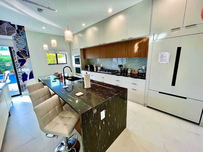 Building Photo - 549 NE 14th Ave