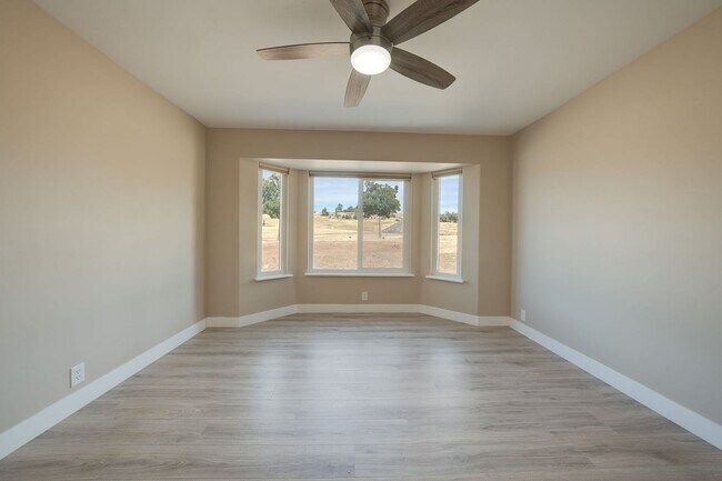Building Photo - Spacious 3 Bed, 2 Bath Home with Acreage, ...