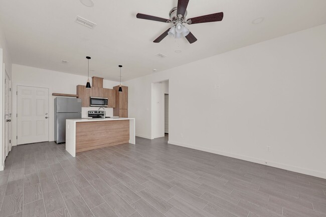 Building Photo - 1502 W Platinum Dr