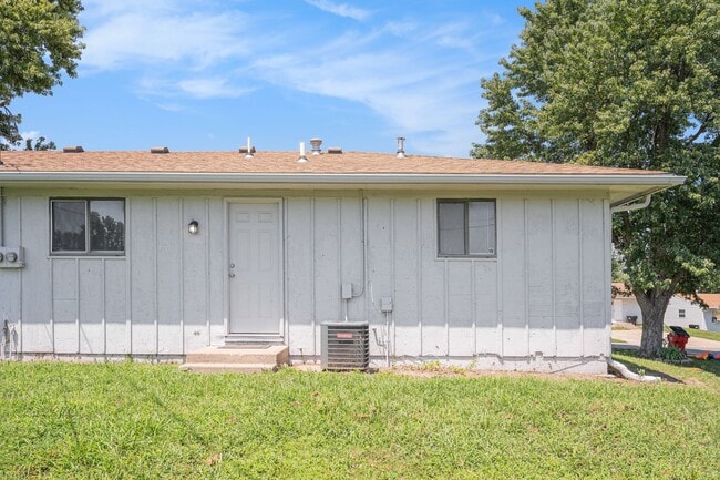 Building Photo - Beautiful 2BR/1BA Duplex in Independence!