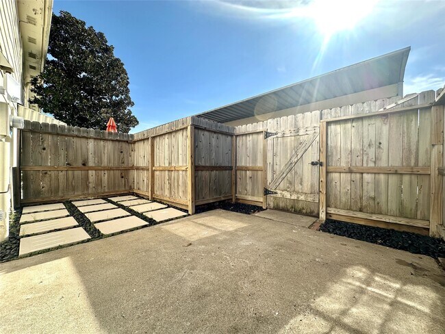 Building Photo - 14771 Perthshire Rd