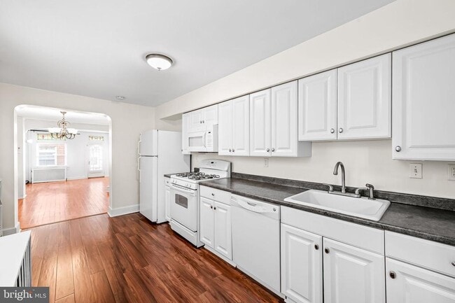 Building Photo - 417 S Madeira St