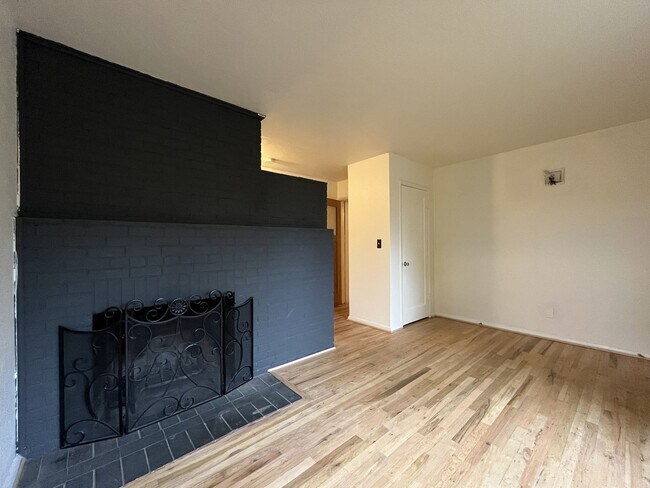 Building Photo - Cozy Portland Gem with Bright, Open Living...