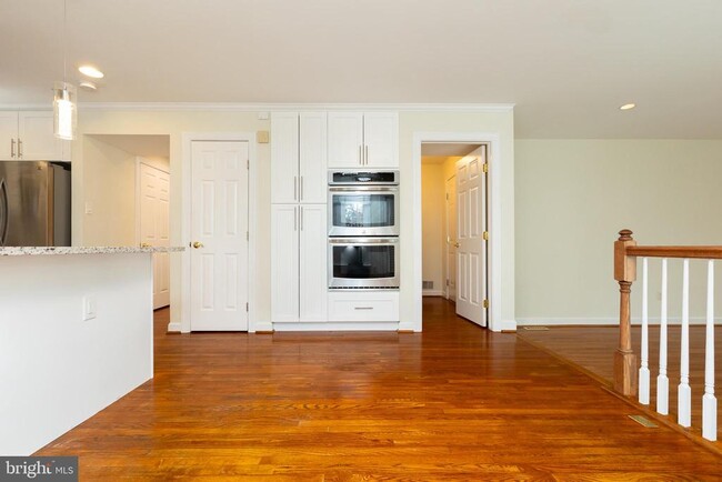 Building Photo - 14209 Floral Park Dr
