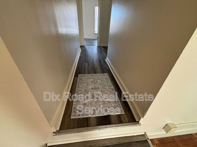 Building Photo - 829 Maple Ave