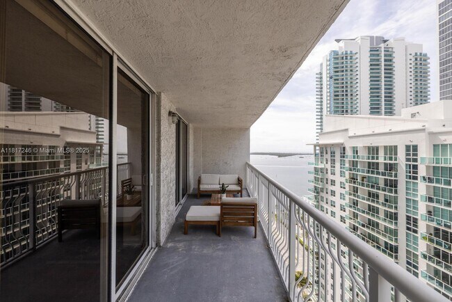 Building Photo - 1200 Brickell Bay Dr