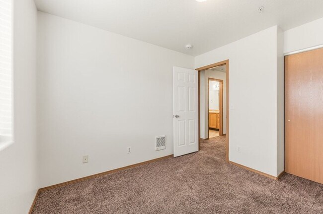 Building Photo - 3 bed 2 bath townhome