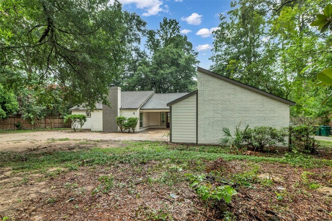 Building Photo - 1602 Pine Oak Dr