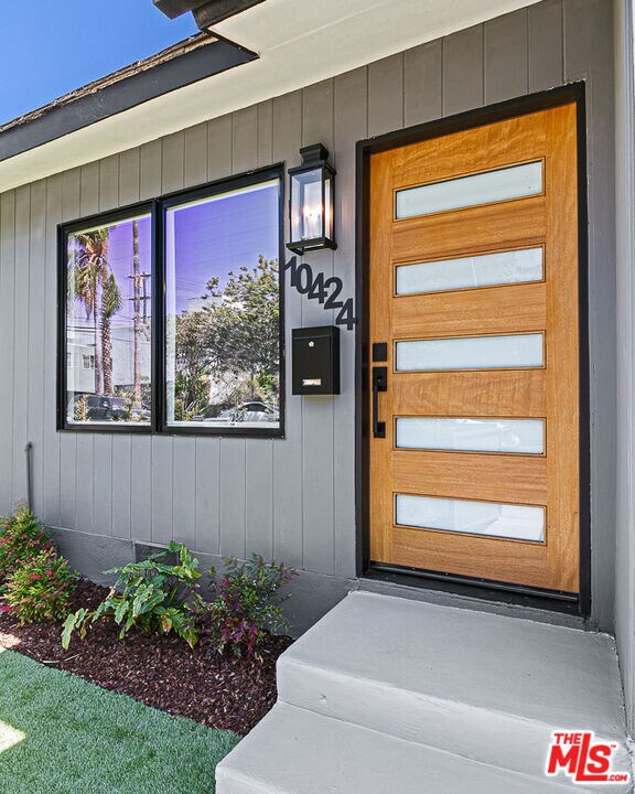 Building Photo - 10420 Regent St