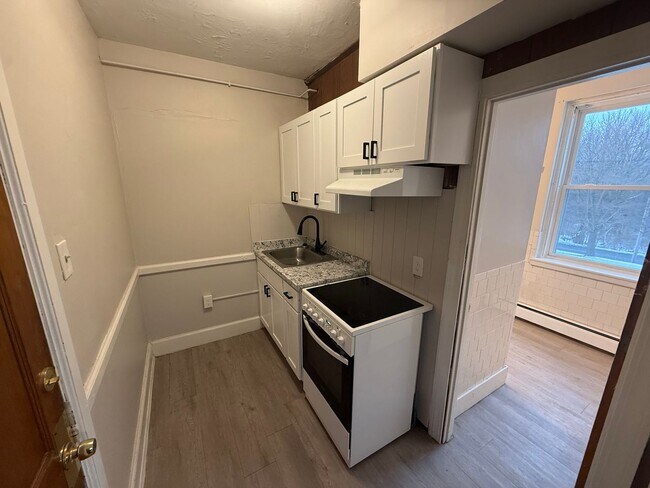 Building Photo - 423 Pelham St