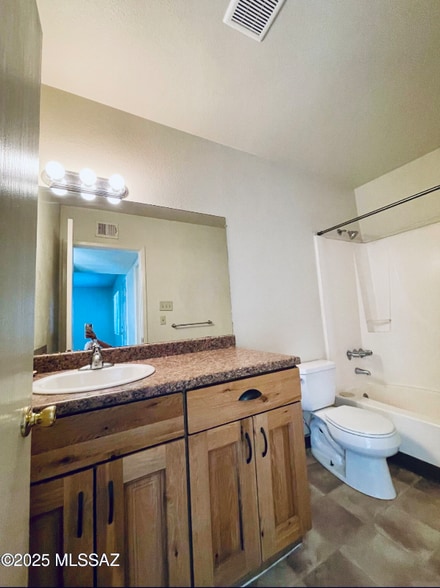 Building Photo - 3817 S Queen Palm Dr